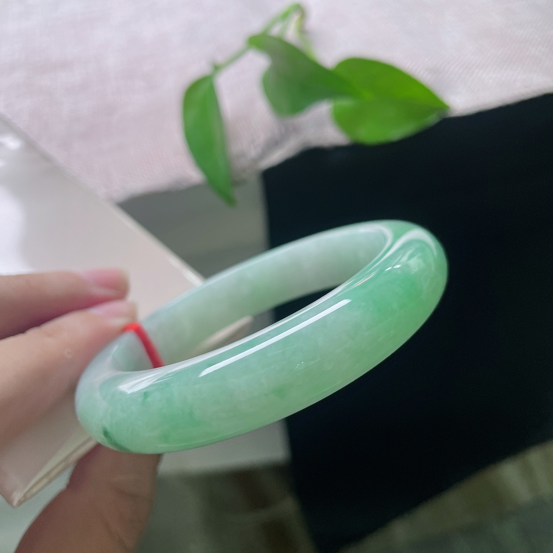 55.8/12.5/9.3，飘绿正圈，无裂，绿调温润衬肤显气质，无论是正式场合佩戴，还是日常穿搭，都能够hold得住各种场景。ss57967a