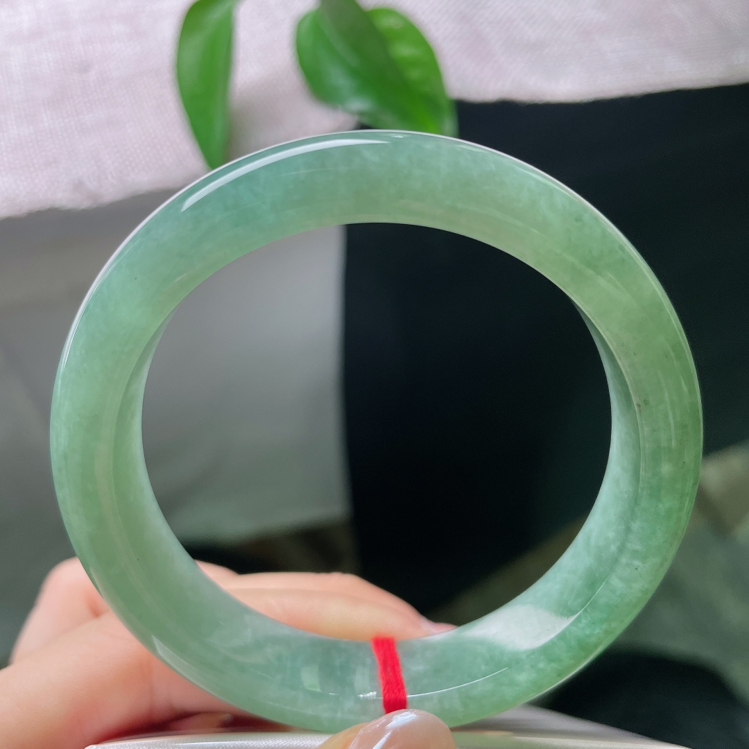 绿底正圈，晶体，满圈晕染清润的湖水碧色，色调柔和匀净，似一汪静卧的幽湖，清逸温婉。ss58253a