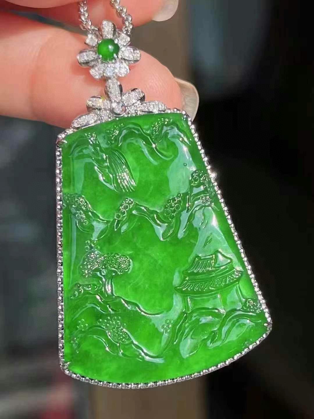 满色辣绿意境山水牌吊坠，大气尺寸细腻感十足，辣绿品质，种好起光，无裂