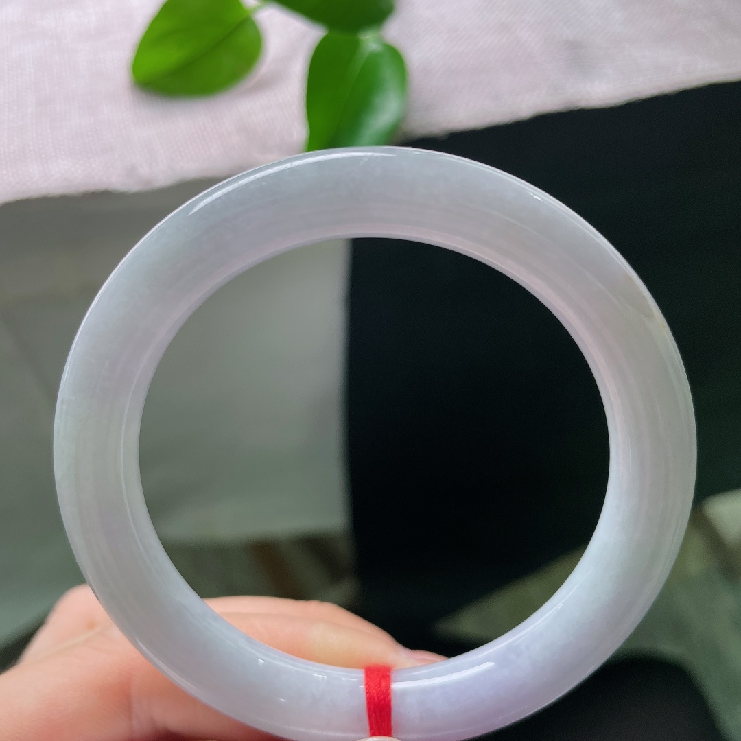 圆条，晶体，玉质细腻温润，镯身光泽柔和莹亮，种质扎实，圆条条杆圆润饱满，上手贴手温润。ss57945a