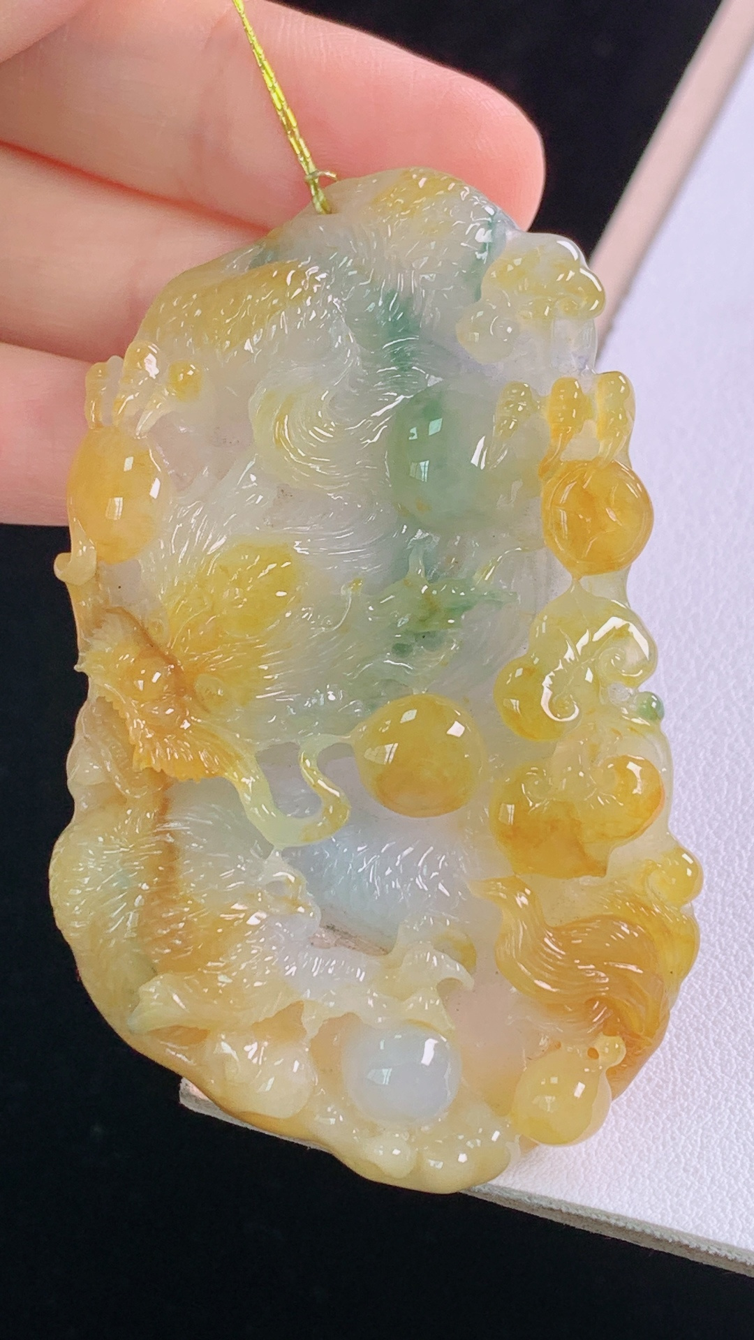 ️黄翡龙牌，天然黄翡，有种有色，霸气，无裂，尺寸:67.0-42.7-11.1mm