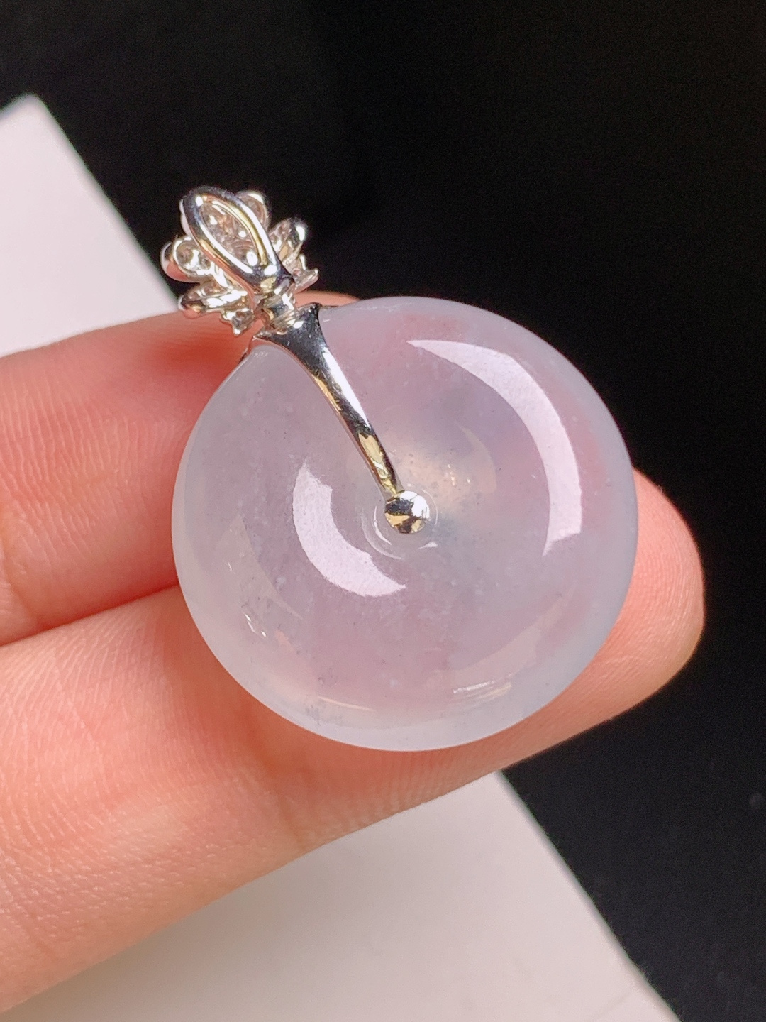 冰种飘花平安扣吊坠，冰清玉润，一抹俏绿，圆满吉祥