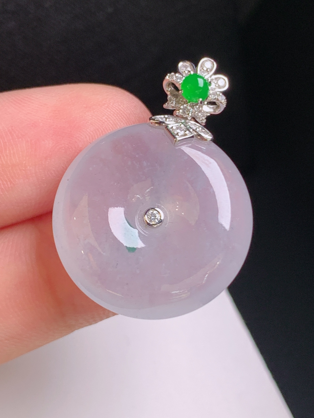 冰种飘花平安扣吊坠，冰清玉润，一抹俏绿，圆满吉祥
