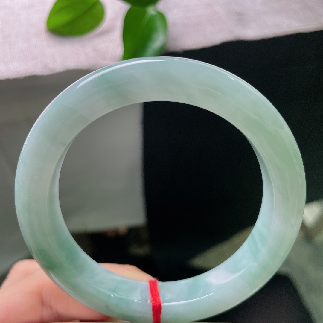 飘花正圈，有纹，温润素雅，不依靠艳丽飘花博取目光，瓷润的玉骨自带沉静气质，属于越戴越有味道，耐得住反复细看的款式。ss57962a