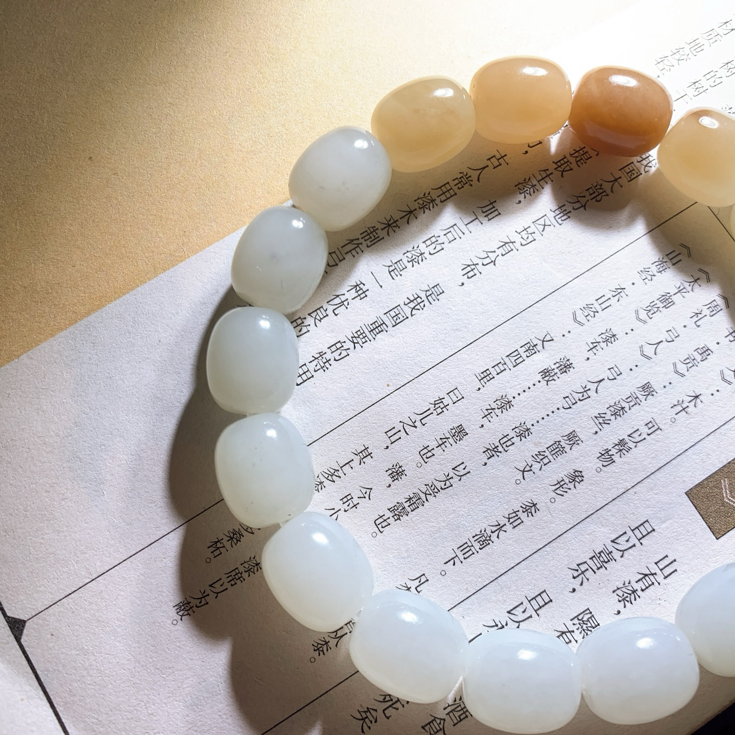 新疆和田玉且末糖手串 单颗尺寸12/10重35克 玉质细腻油润。手推出油。佩戴高端典雅。lt2609