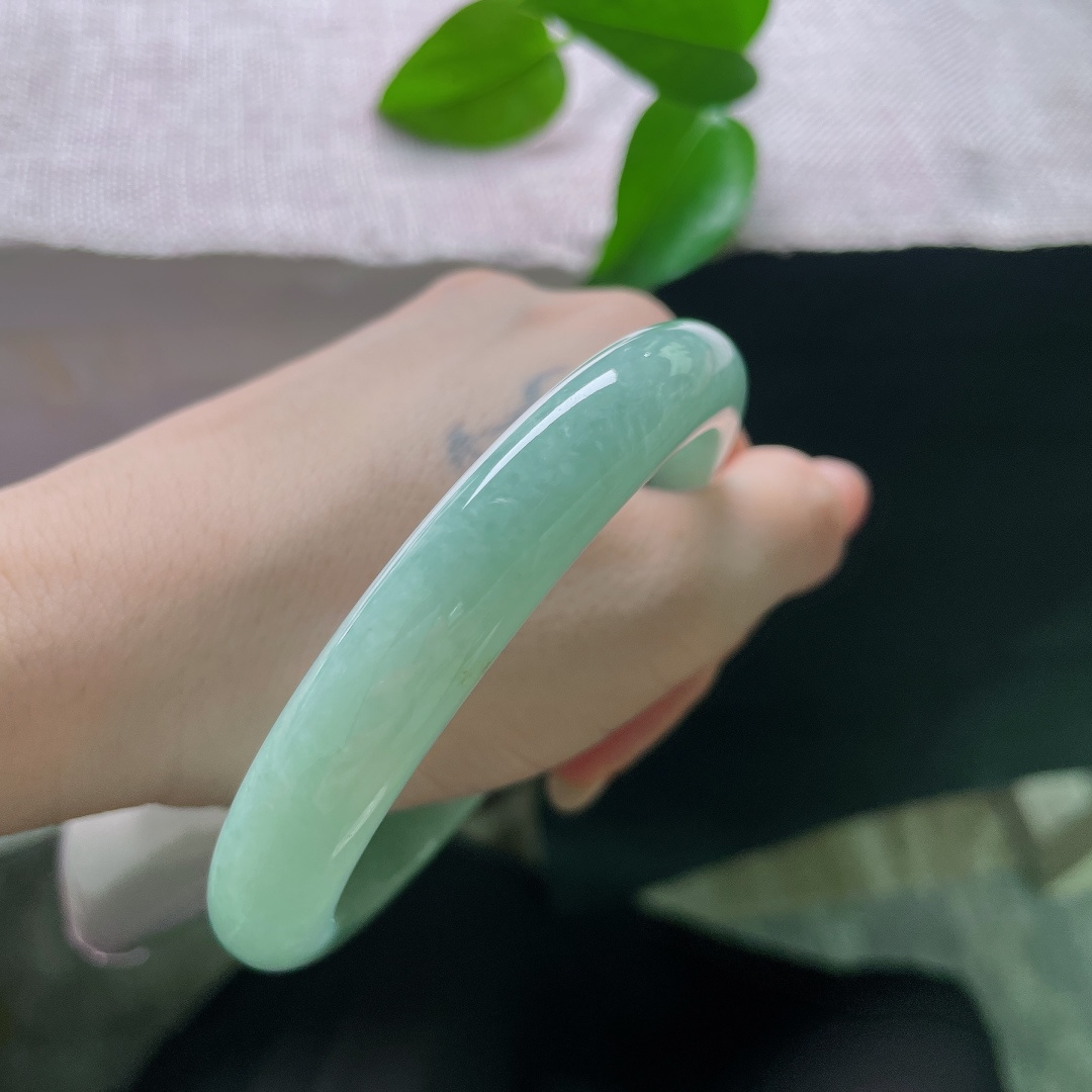 绿底正圈，晶体，特大圈口，清润的豆青底色均匀铺展，色调柔和沉静，自带江南湖水的温婉气韵。ss57938a
