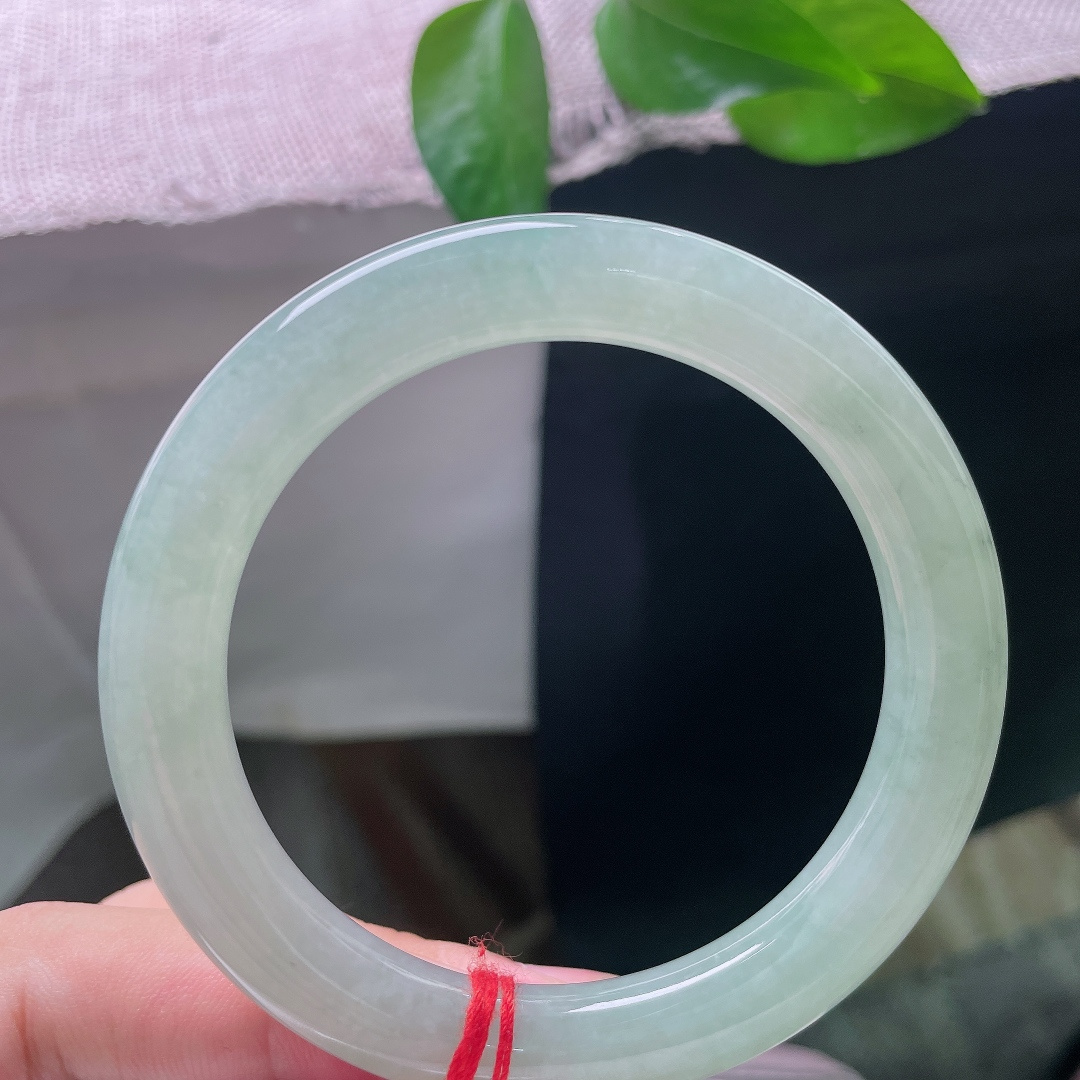 绿底圆条，无裂，玉质细腻温润，种质扎实，镯面光泽莹润柔和，上手触感顺滑，玉感十足。ss58004a