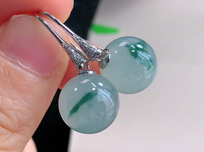 18K金伴钻飘花珠子耳环，无裂，尺寸29.6/12.4mm，包A附证书