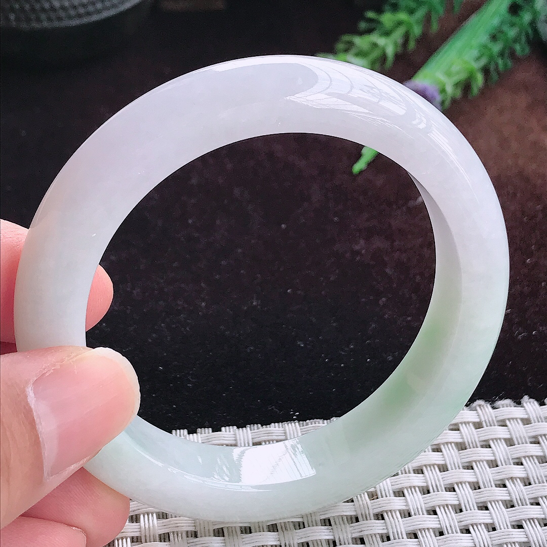 实拍A货翡翠54/12.5/9老坑秀气冰润晴底手镯宽边玉镯平安镯