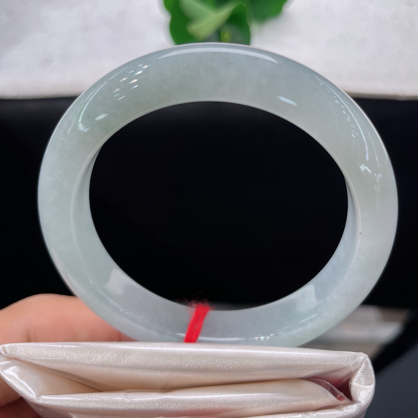 天然翡翠手镯 圈口52.8/10.8/8.5，冰飘花正圈，52/53/可戴，冰玉含轻翠，浅花漫玉环。微棉。
