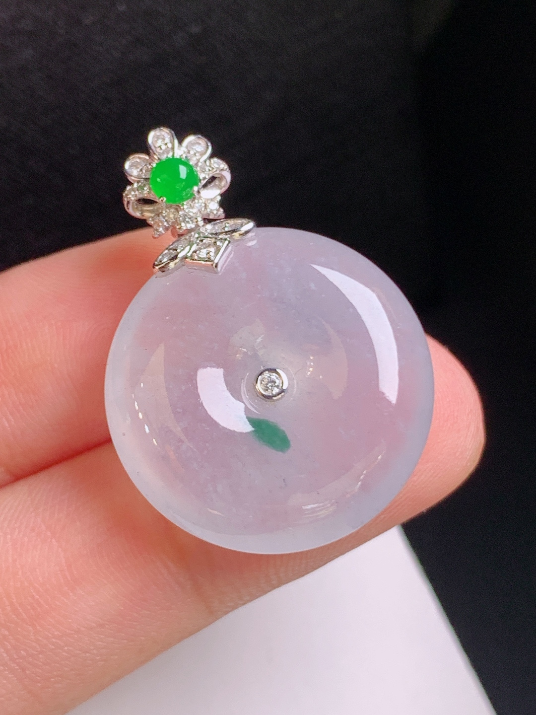 冰种飘花平安扣吊坠，冰清玉润，一抹俏绿，圆满吉祥
