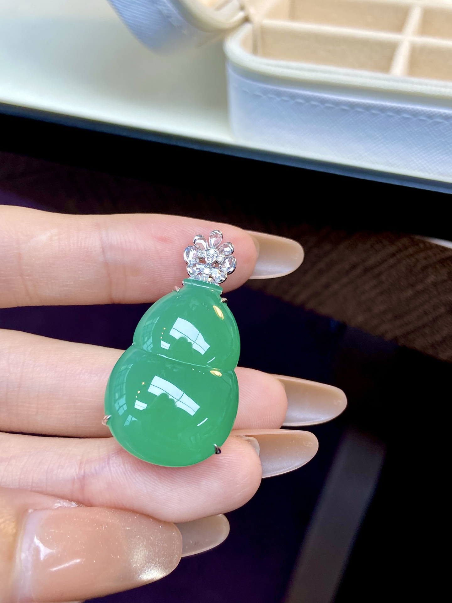 冰种苹果绿葫芦吊坠，一葫藏福禄 温柔又显贵，越简越，日常戴抬气质 正式场合压得住场：38.3-19.