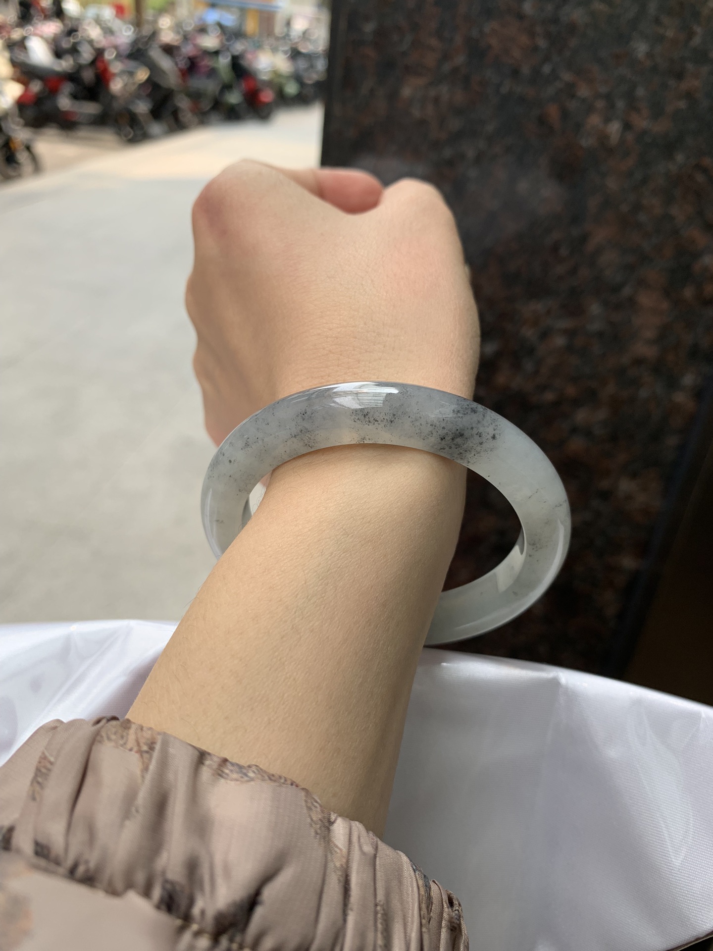 冰乌鸡正圈,打灯细纹，不影响，底妆水润细腻，乌鸡种的黑寓意着高贵，神秘，个性，甜酷风的搭配，底妆带点淡淡晴底，与国风，休闲风搭配都很适合，简直白搭
