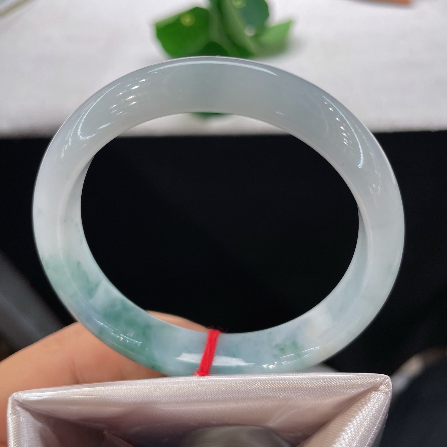 翡翠手镯 圈口54.8/12/7.1，飘花正圈，54/55可戴，墨翠如青霭浮川，莹白似霜华铺玉，飘花若流云漫涧。无裂。