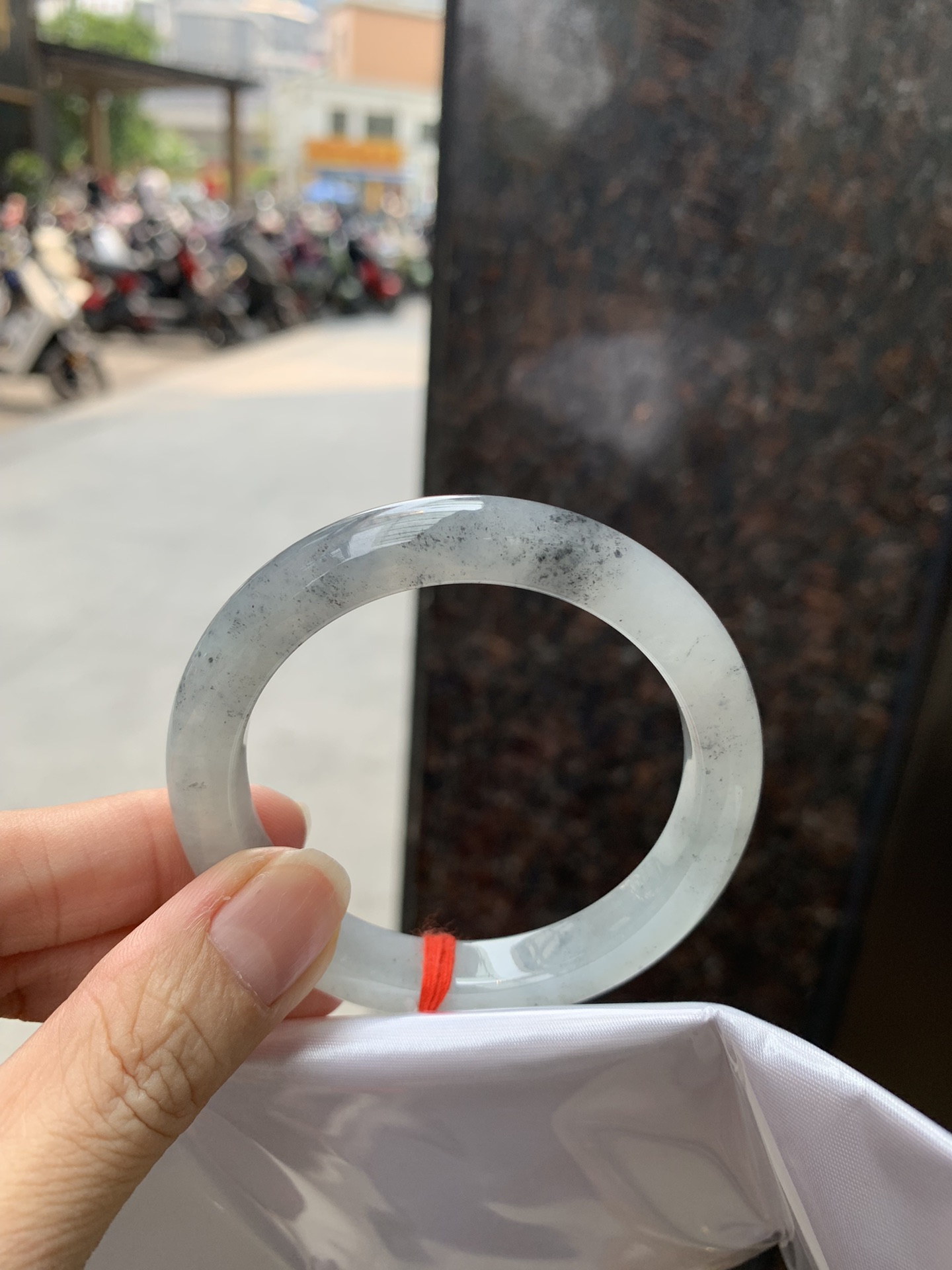 冰乌鸡正圈,打灯细纹，不影响，底妆水润细腻，乌鸡种的黑寓意着高贵，神秘，个性，甜酷风的搭配，底妆带点淡淡晴底，与国风，休闲风搭配都很适合，简直白搭