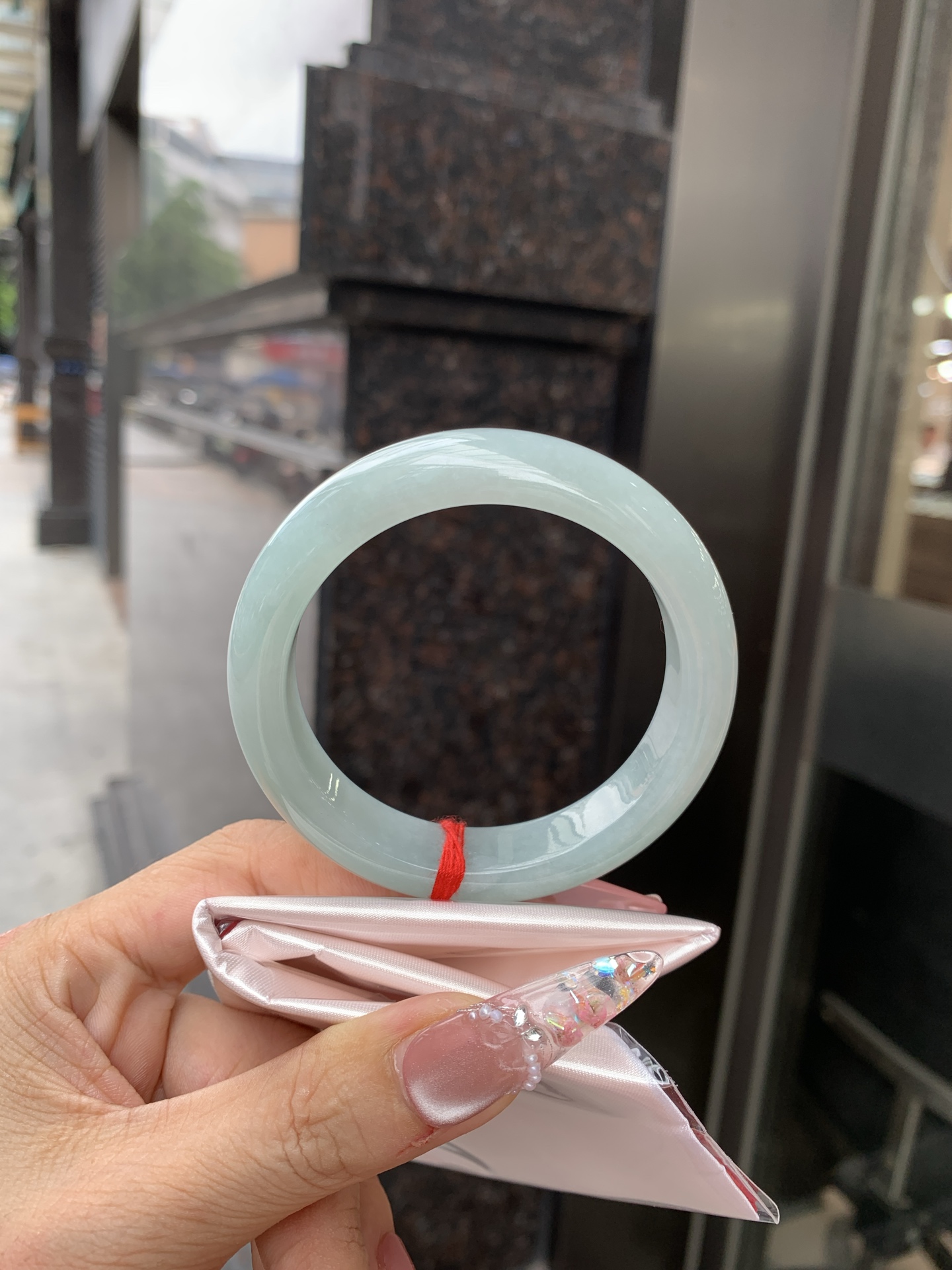 天空蓝正圈,0619-N1027-1,无裂，底妆水润，质地细腻，天空蓝底色均匀，由内而外散发出温婉气质，清爽治愈