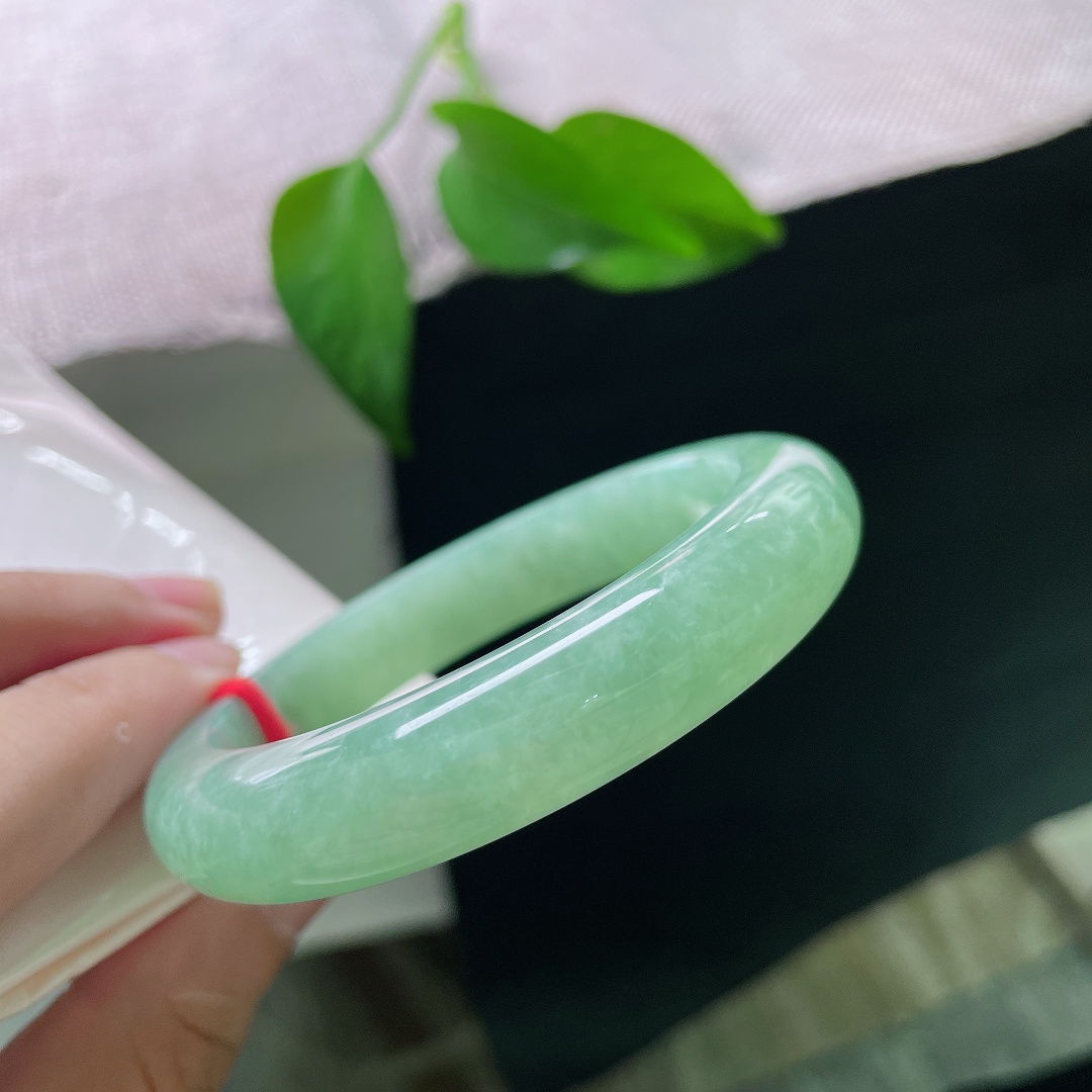 55.5/11.8/8.6，绿底正圈，无裂，鲜亮柔和的绿调衬肤显白，不管日常休闲穿搭还是国风衣裙，都适配度很高。ss58279a