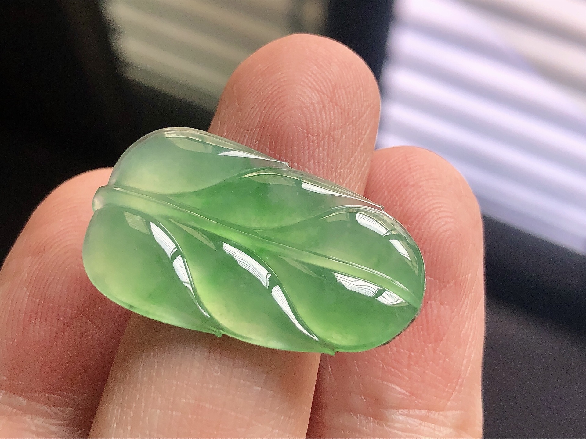 冰种阳绿树叶，色泽艳阳，通透水润，玉质细腻，夺目迷人，镶嵌效果，品相，无裂，尺寸28.1*16.4*3.1