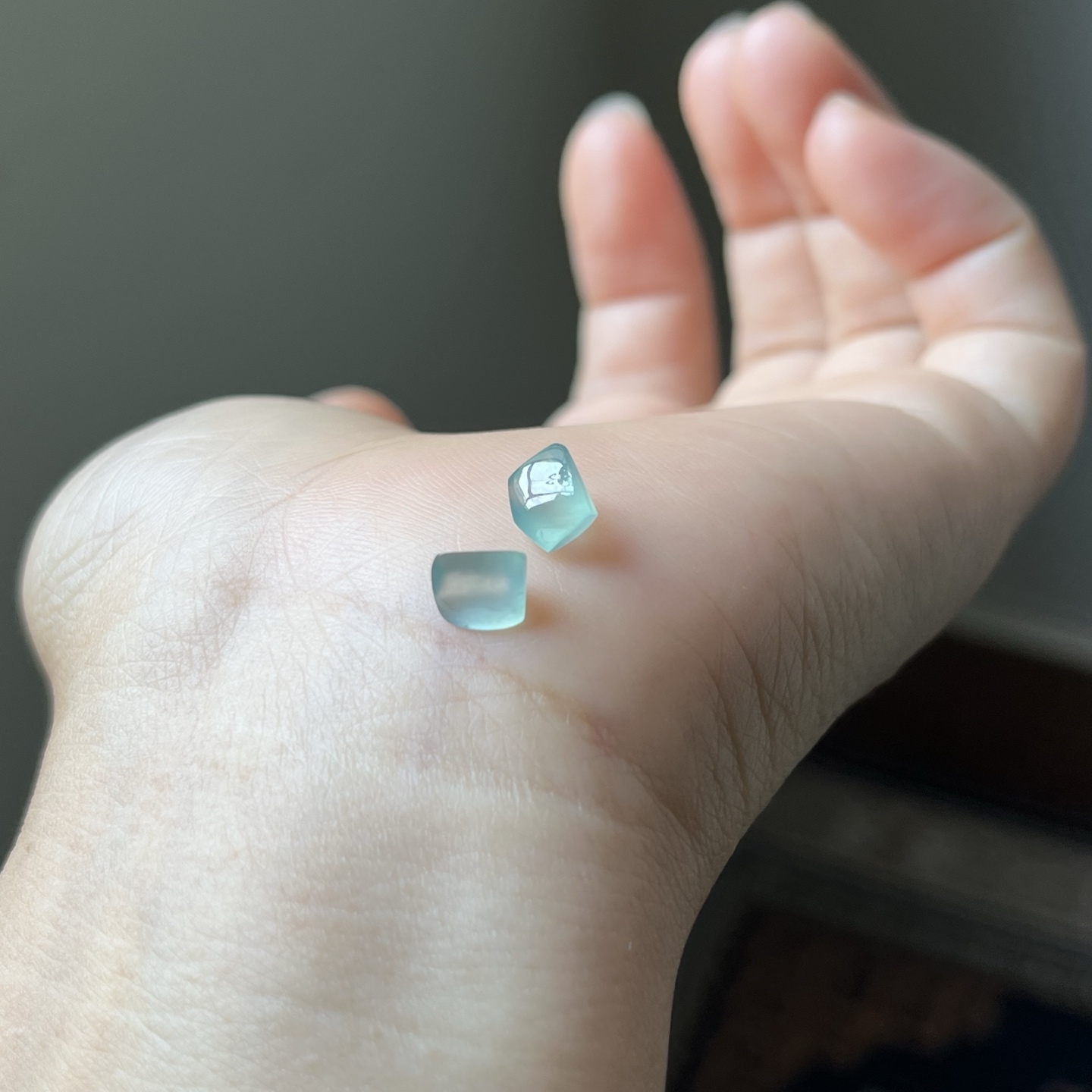 冰种蓝水随形裸石一对，天空蓝，种水好，冰透无裂，尺寸7×5.8×3.9，代镶嵌，参考图9