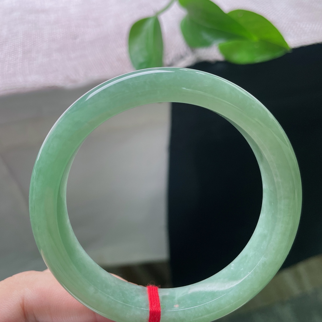 绿底正圈，一点皮纹不影响，湖水般的玉色随光影轻轻流动，柔和均匀，每一寸玉面，都流露着天然玉石独有的静