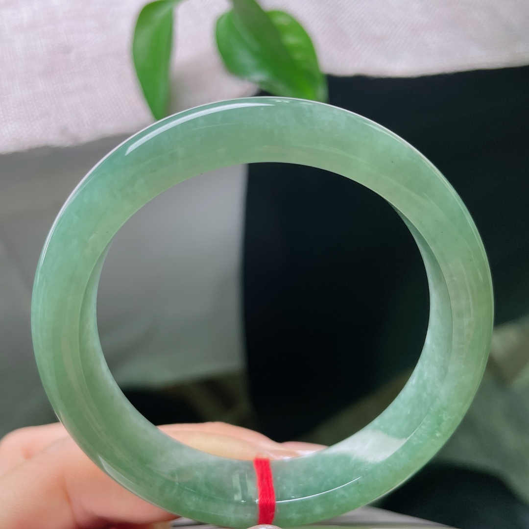 绿底正圈，晶体，满圈晕染清润的湖水碧色，色调柔和匀净，似一汪静卧的幽湖，清逸温婉。ss58253a