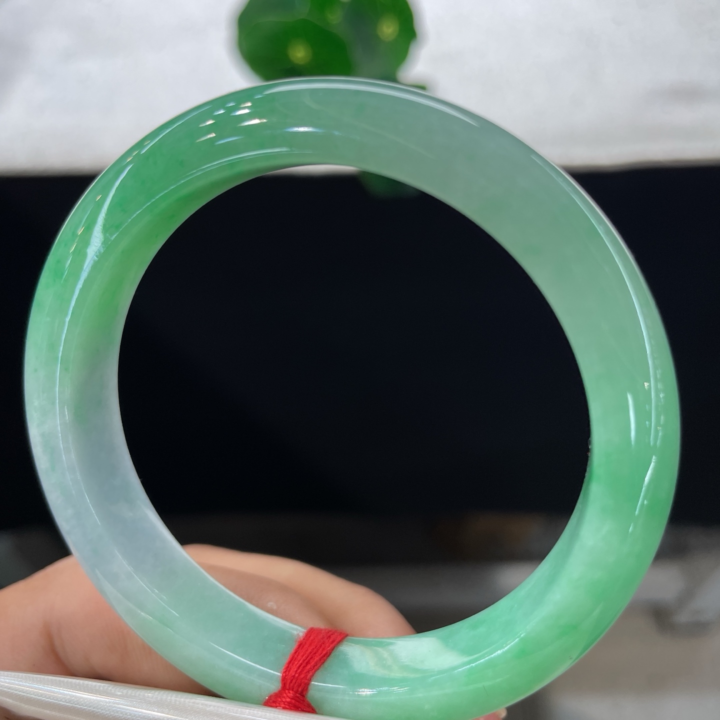 翡翠手镯 圈口53/10.6/7.8，甜果绿正圈，52/53可戴，翠色入腕，春意长存，一镯碧润，温婉一生，无裂