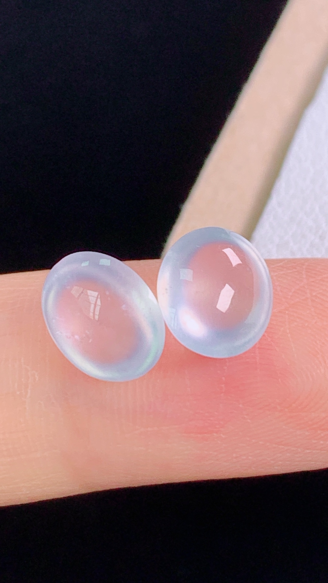 高品质冰种蛋面，种水，冰透起光，无裂，尺寸:8.3-7.4-4.4mm