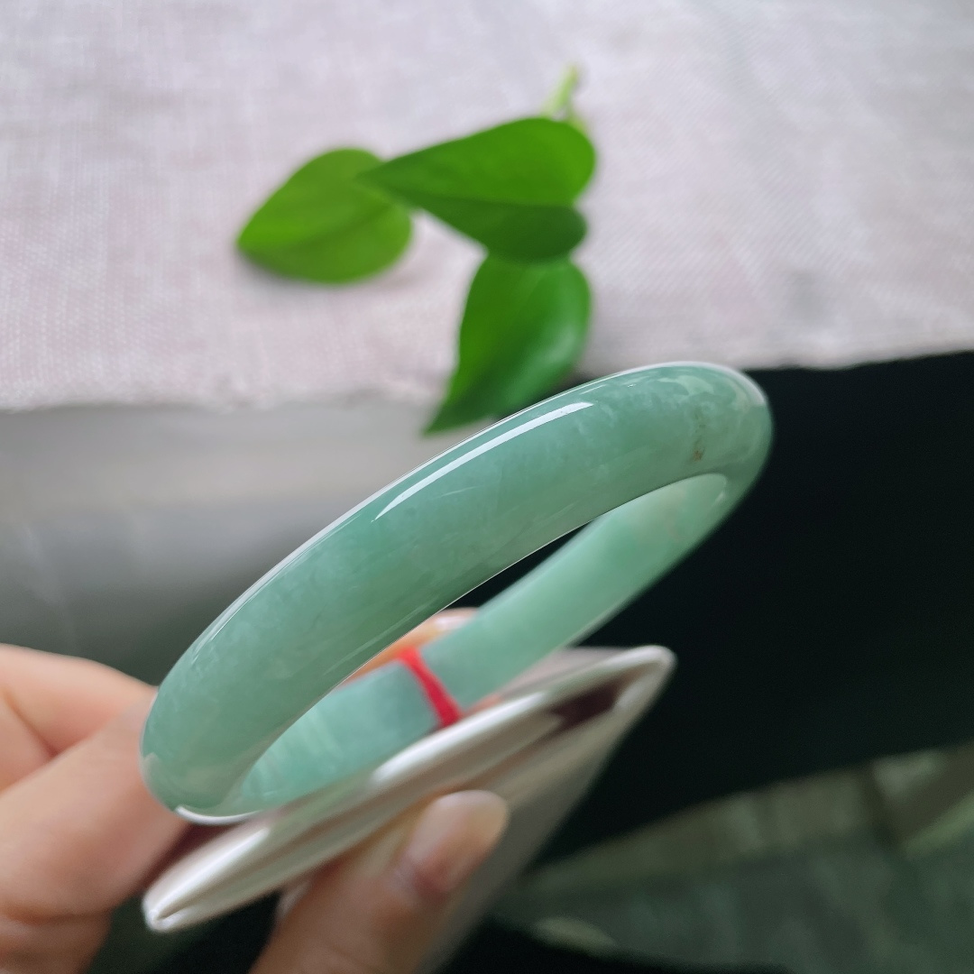 绿底正圈，晶体，大圈口，青调柔和衬肤色，不挑穿搭，日常通勤、新中式穿搭都能适配。ss57940a