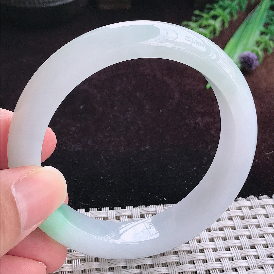 实拍A货翡翠55.5/13/8.8老坑冰润飘绿手镯宽边玉镯平安镯