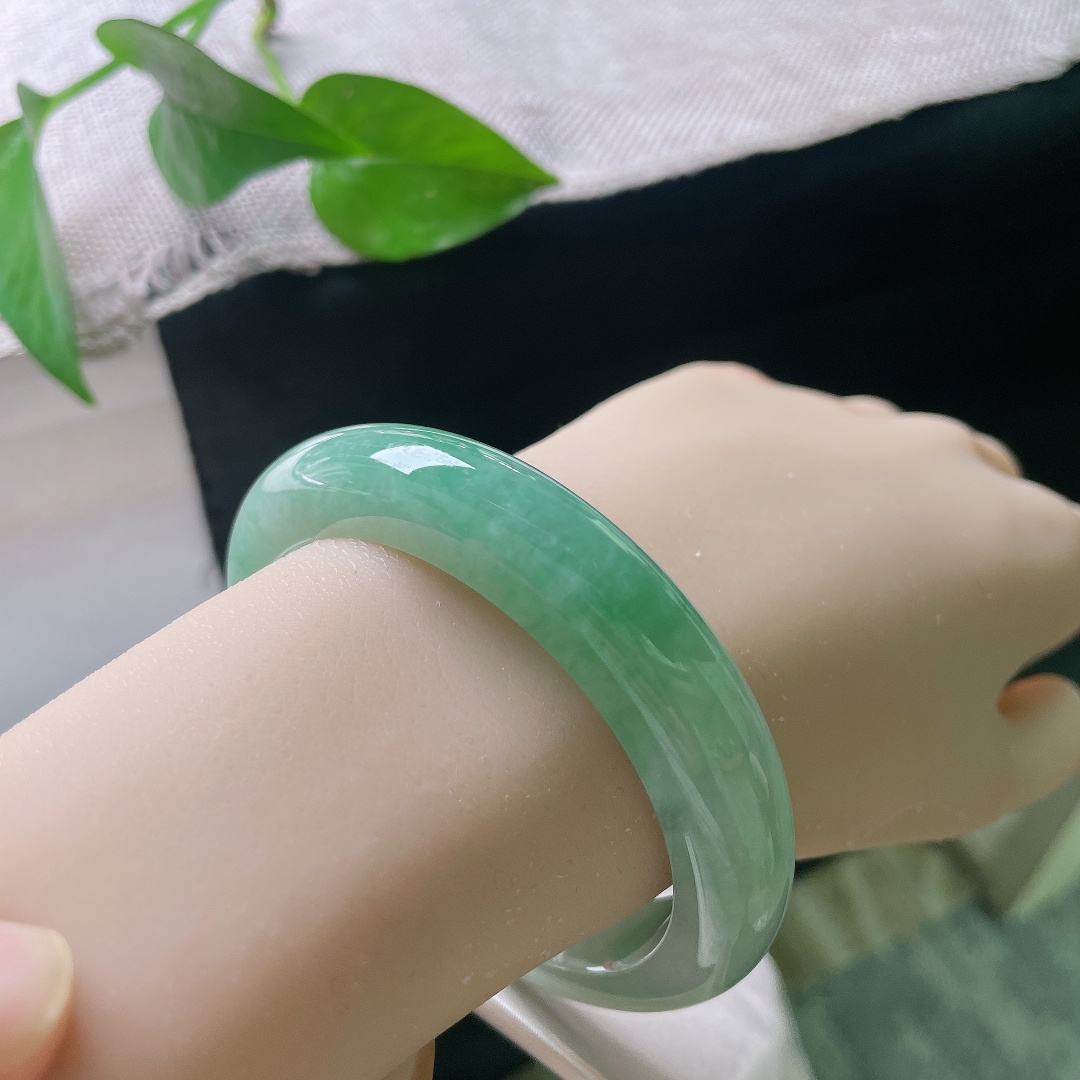 55.8/12.5/9.3，飘绿正圈，无裂，绿调温润衬肤显气质，无论是正式场合佩戴，还是日常穿搭，都能够hold得住各种场景。ss57967a