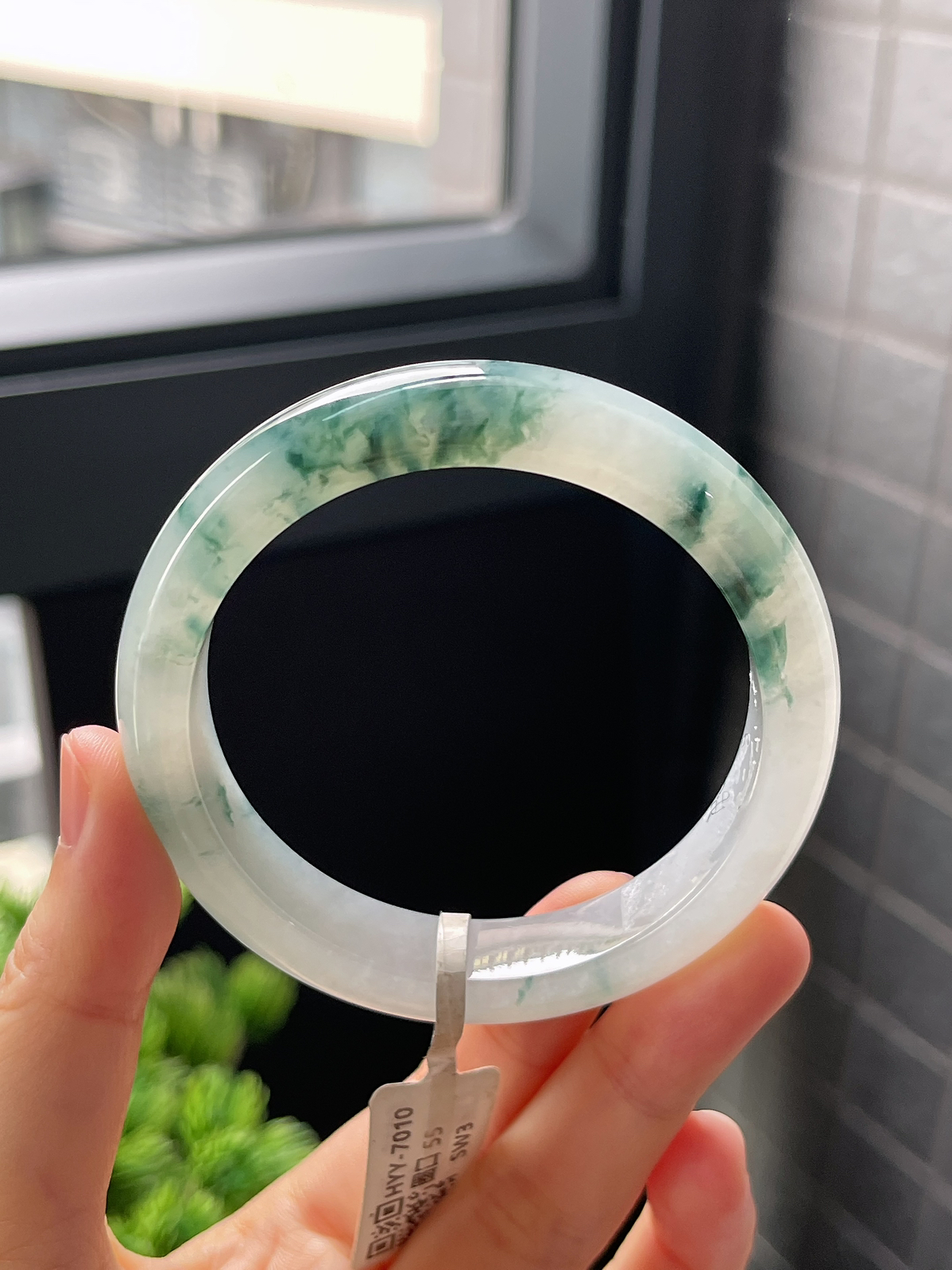 正圈55圈口，翡翠冰糯种飘绿手镯