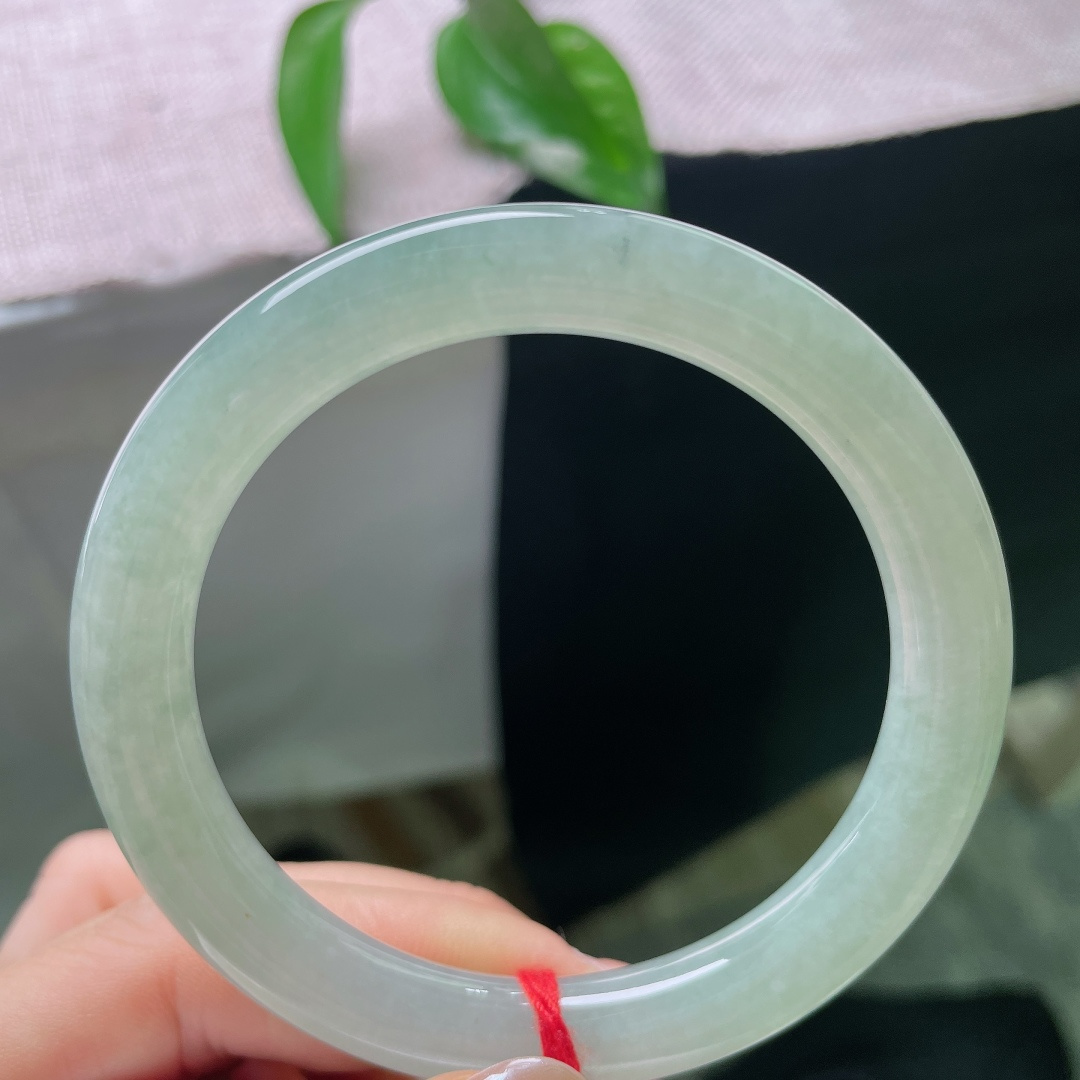 冰油圆条，一点皮纹，玉质冰透细腻，带着盈盈胶润水光，种质温润，光泽柔和内敛，上手冰感舒适。ss580