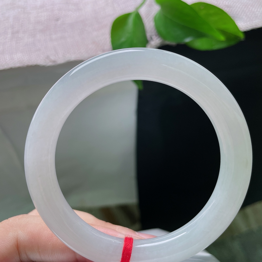 55.3/9.5，白月光圆条，无裂，玉质细腻莹润，水头通透柔和，镯面泛着淡淡的柔光，没有浓烈色彩，胜在干净素雅。ss58228a