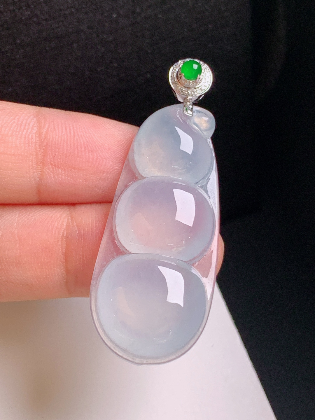 高冰福豆吊坠，清透起光，形体圆润，连中三元