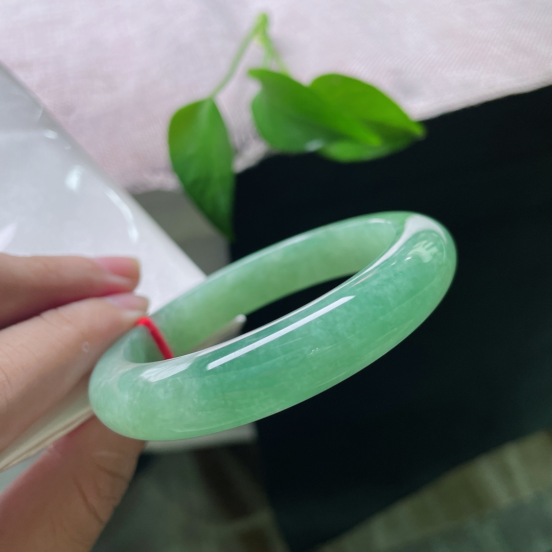 绿底正圈，有纹，温润青绿在腕间静静铺展，不张扬耀眼，于平凡烟火里，悄悄烘托佩戴者从容温婉的独特气质。ss58268a