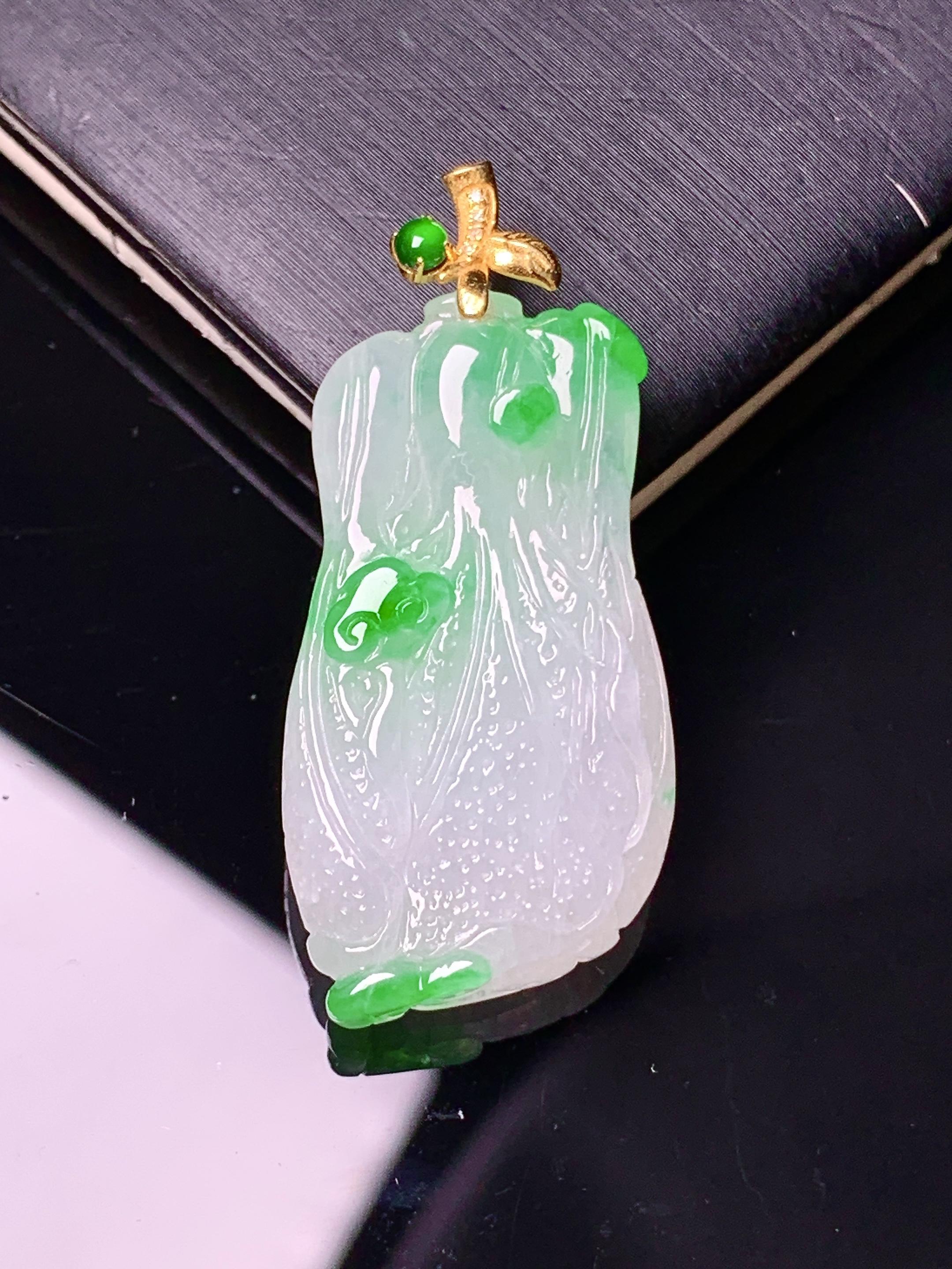 18k金镶嵌飘绿白菜吊坠 玉质细腻 色泽艳丽清新 水润亮眼 整体尺寸36.2*16.2*5.5 e1