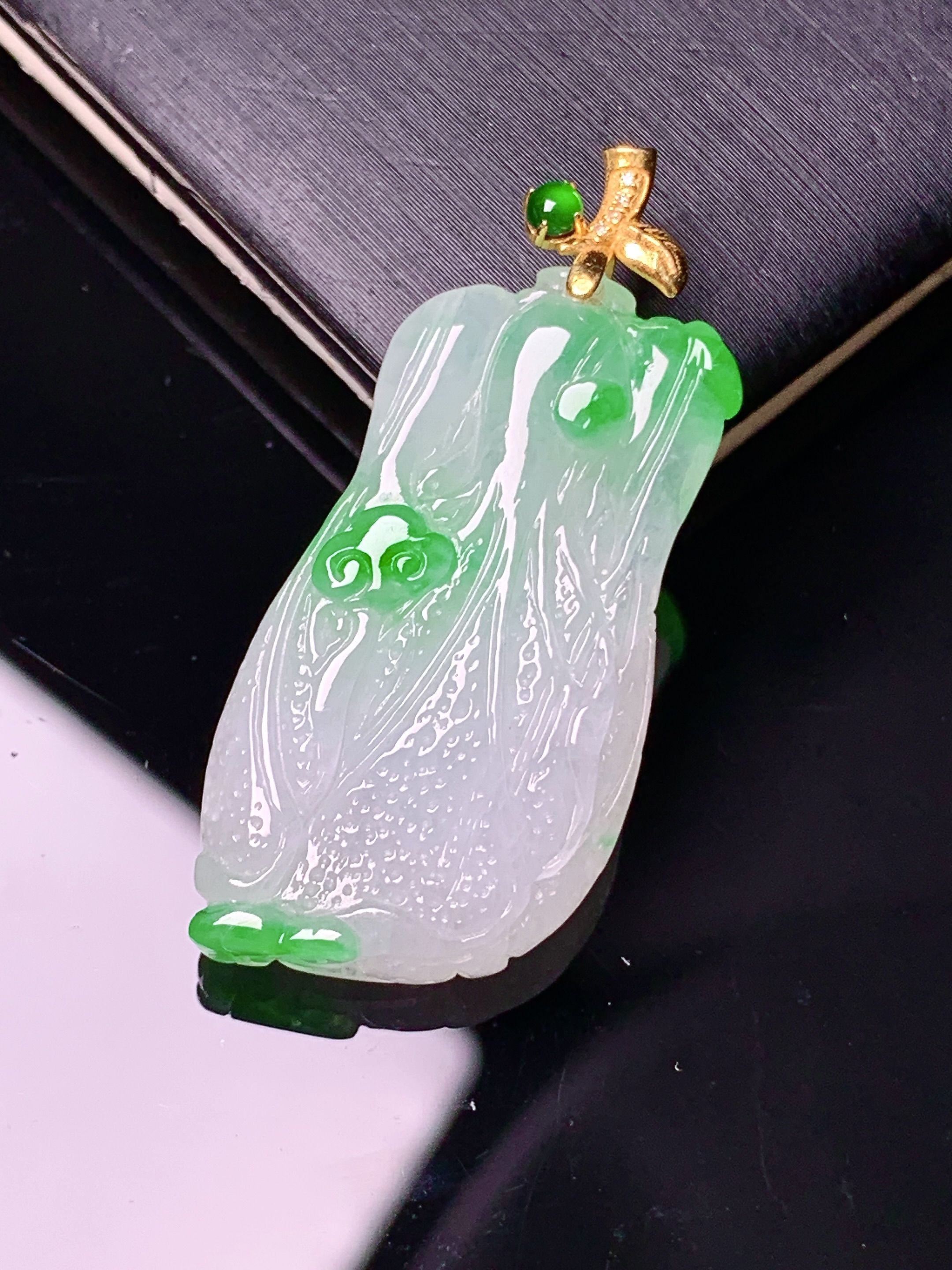 18k金镶嵌飘绿白菜吊坠 玉质细腻 色泽艳丽清新 水润亮眼 整体尺寸36.2*16.2*5.5 e1