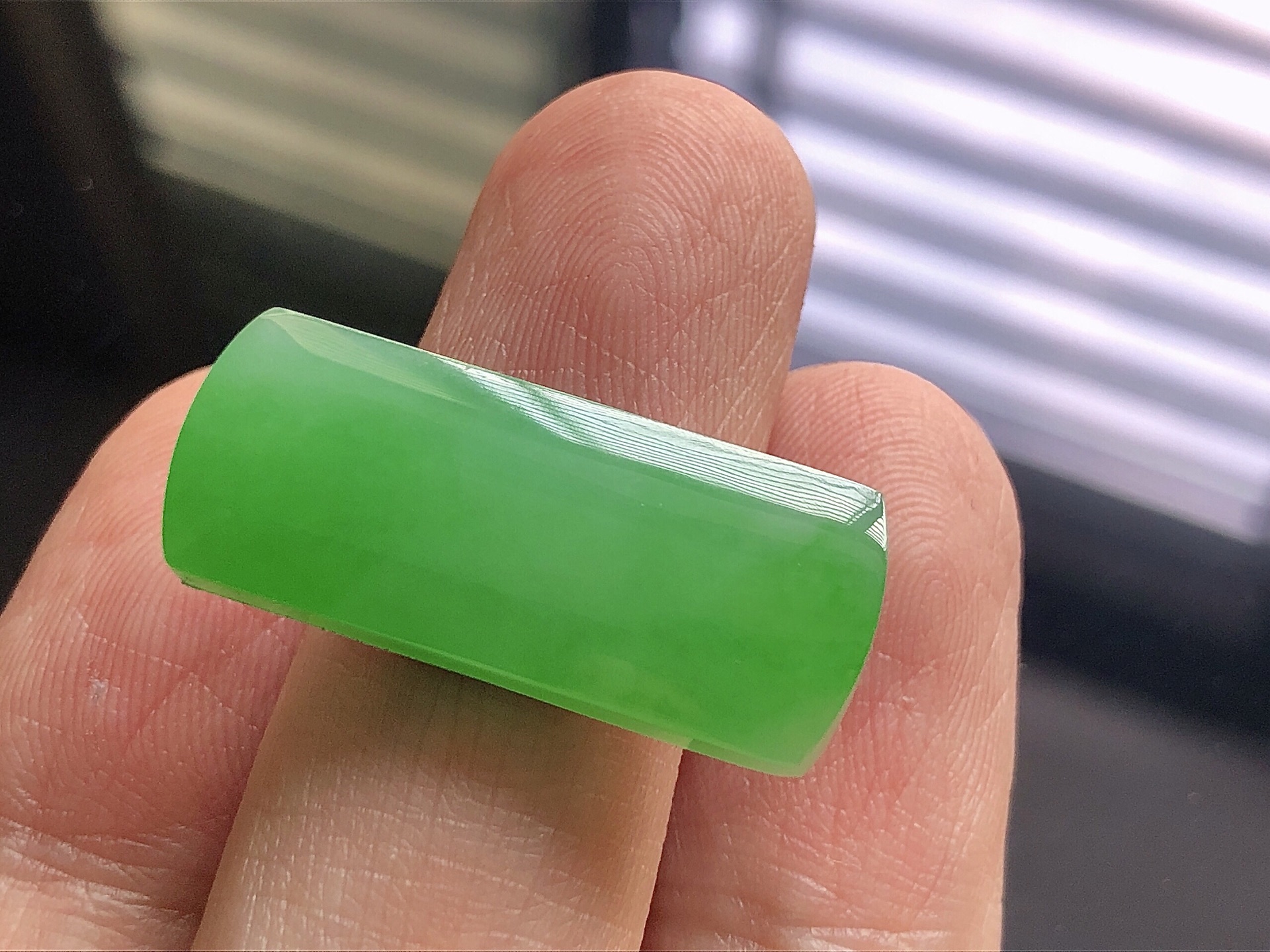 冰种阳绿马鞍，色泽艳阳，通透水润，玉质细腻，夺目迷人，镶嵌效果大气上档次，品相，无裂，尺寸28*11.5*5.6