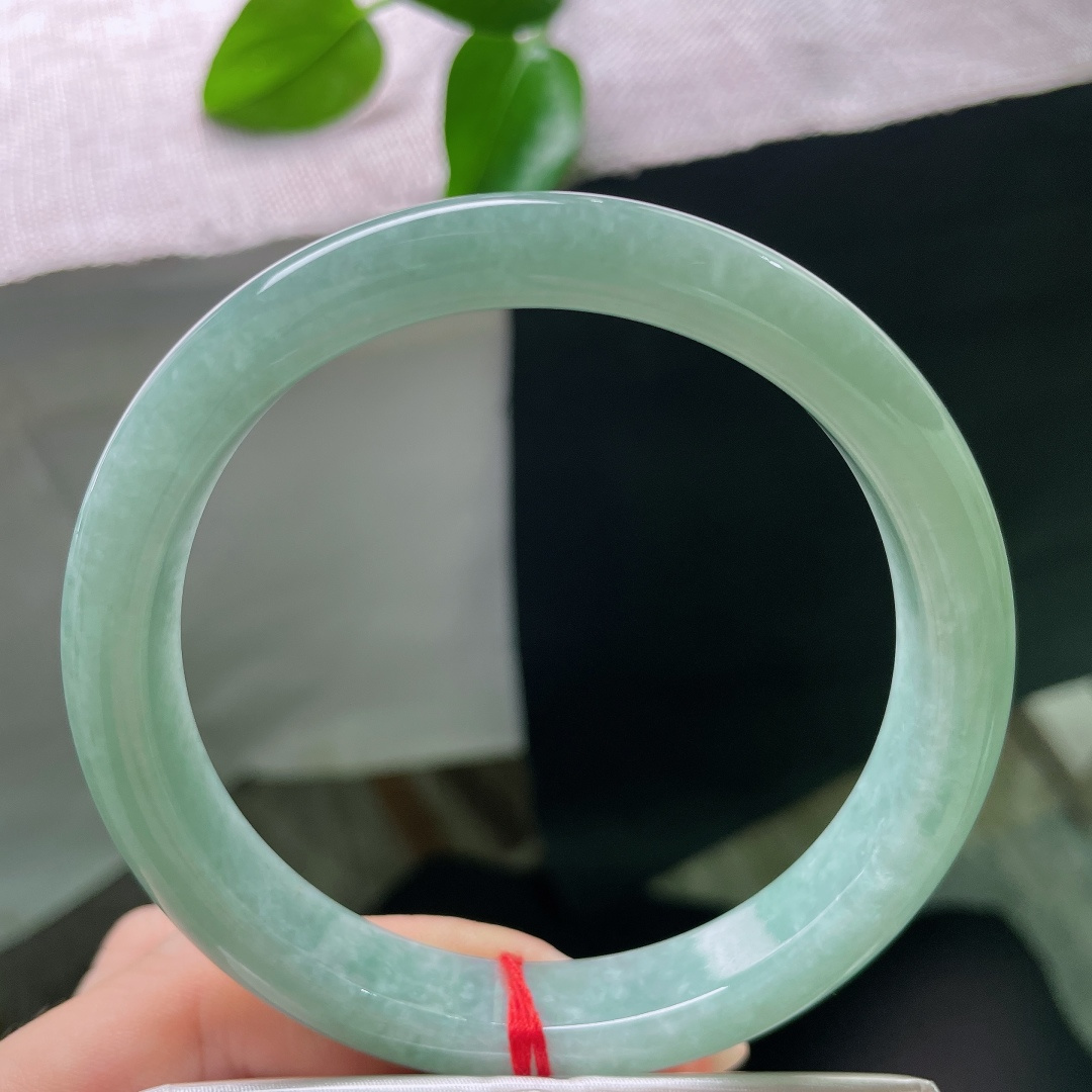 绿底正圈，晶体，特大圈口，清润的豆青底色均匀铺展，色调柔和沉静，自带江南湖水的温婉气韵。ss57938a