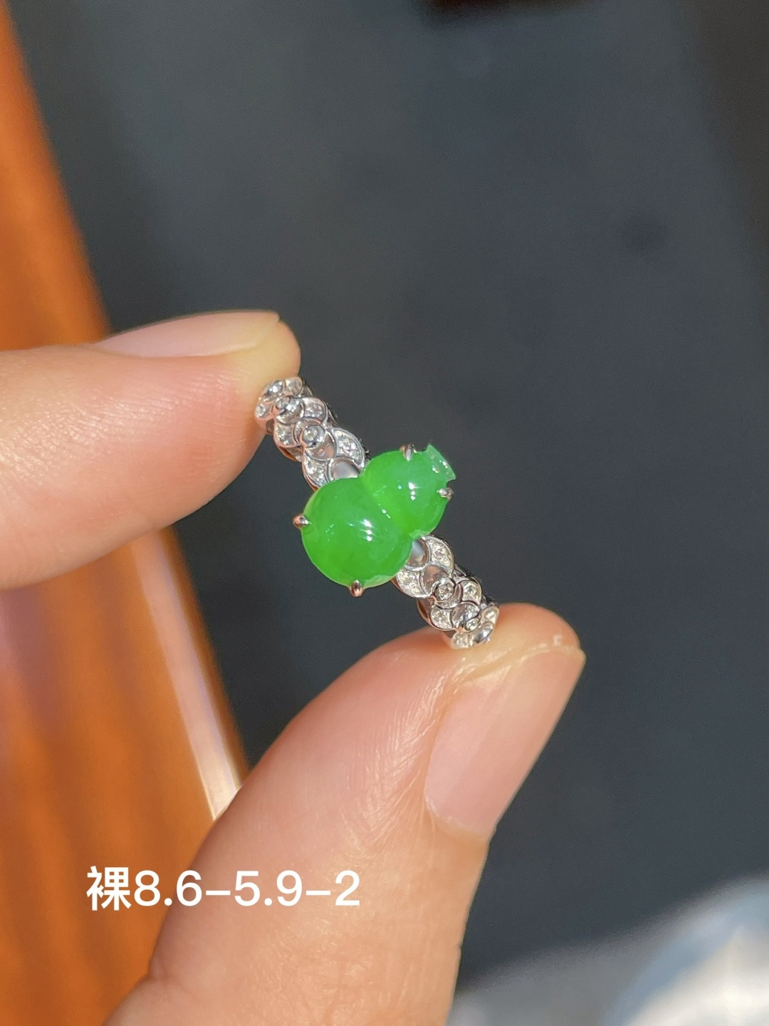 ️阳绿葫芦戒指 无裂 18k金镶嵌，8.6-5.9-2