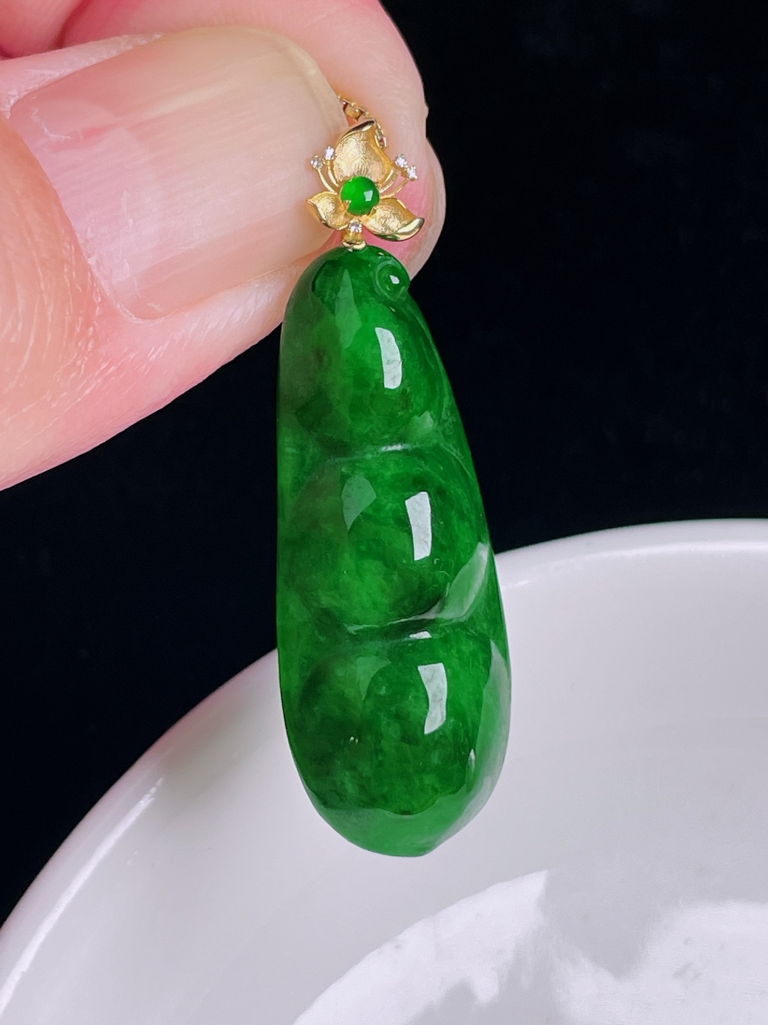 辣绿豆子福豆，18k镶嵌，老种起光，细底通透，尺寸：38.5裸石32.2/13/7.1mm0905