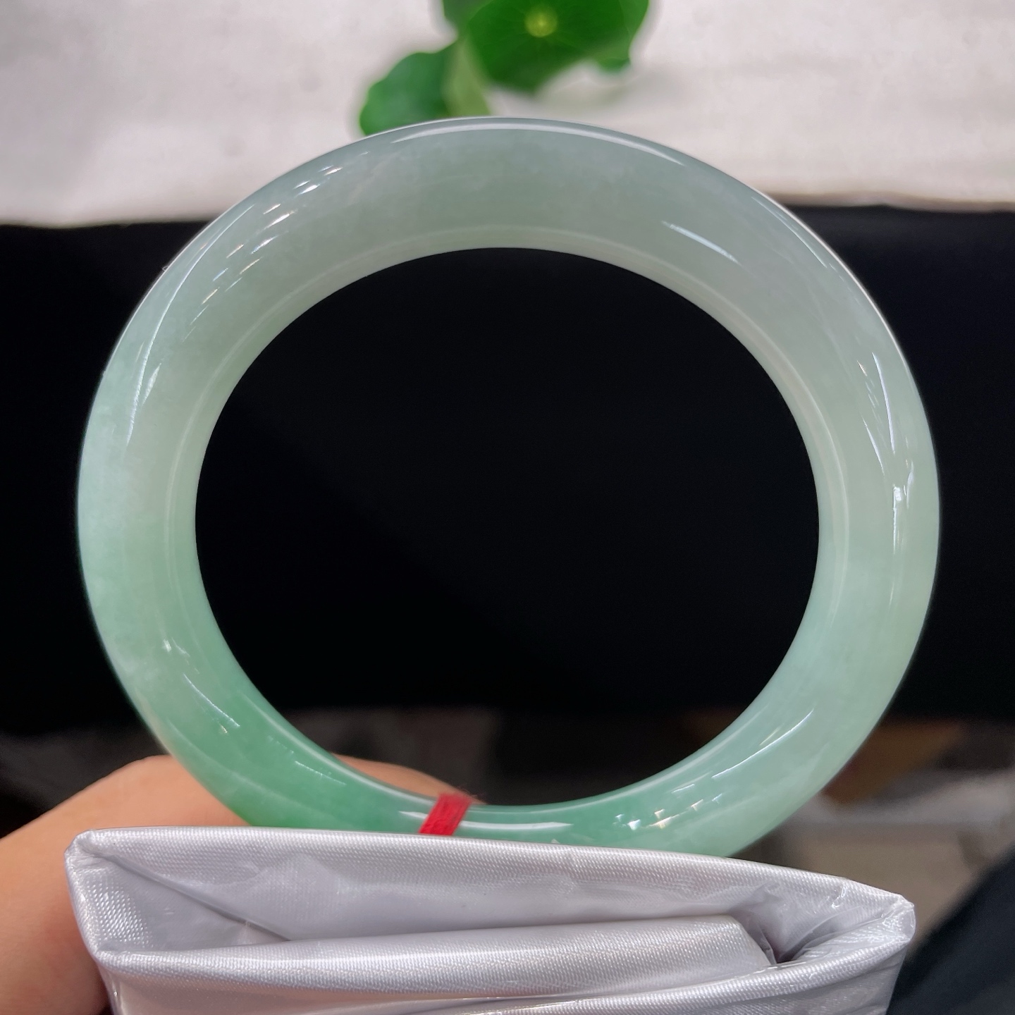 圈口57/10，果绿圆条，正圈58/59可戴，仿若春山含翠，质地温润澄澈。一抹鲜绿悠然流淌。无裂