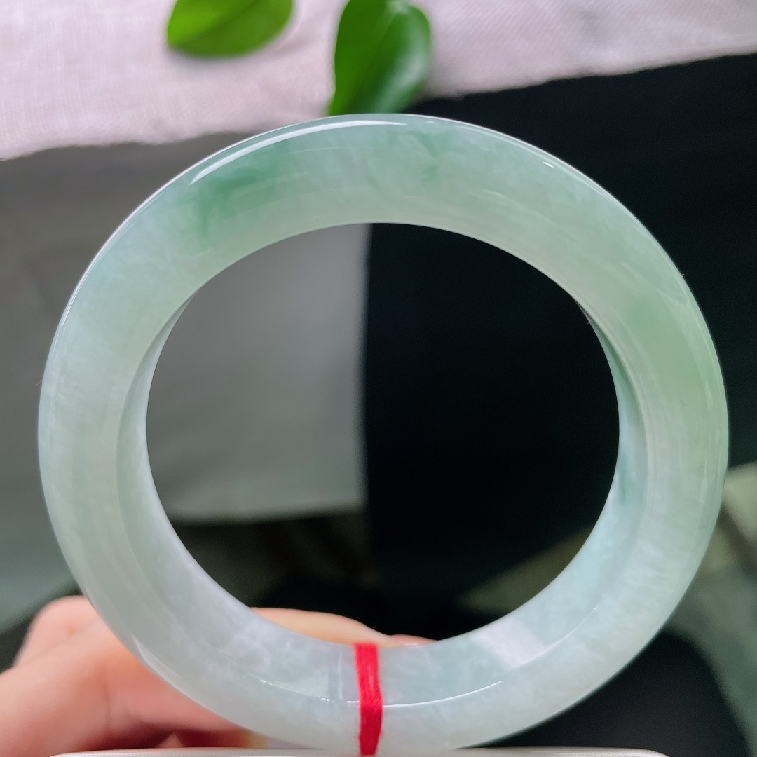 飘花正圈，无裂，玉质细腻温润，镯身泛着盈盈水光，种水清爽通透，上手冰润舒适，质感柔和。ss58031