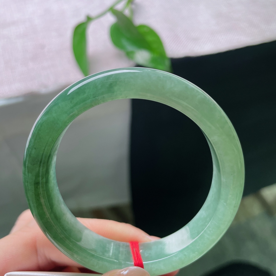 油青正圈，色线，这一汪凝于镯间的青碧色，是玉石写给人间的浪漫诗篇，不求万众瞩目，只求余生朝夕相伴，小手福音，ss58266a