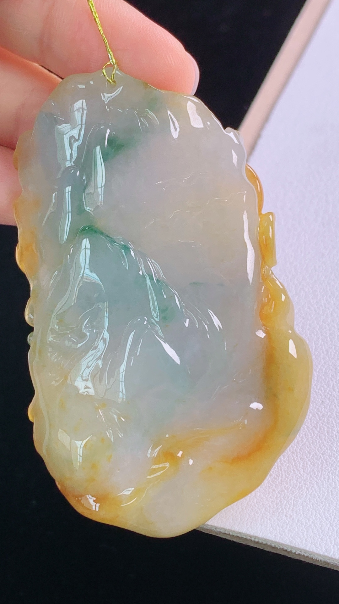 ️黄翡龙牌，天然黄翡，有种有色，霸气，无裂，尺寸:67.0-42.7-11.1mm