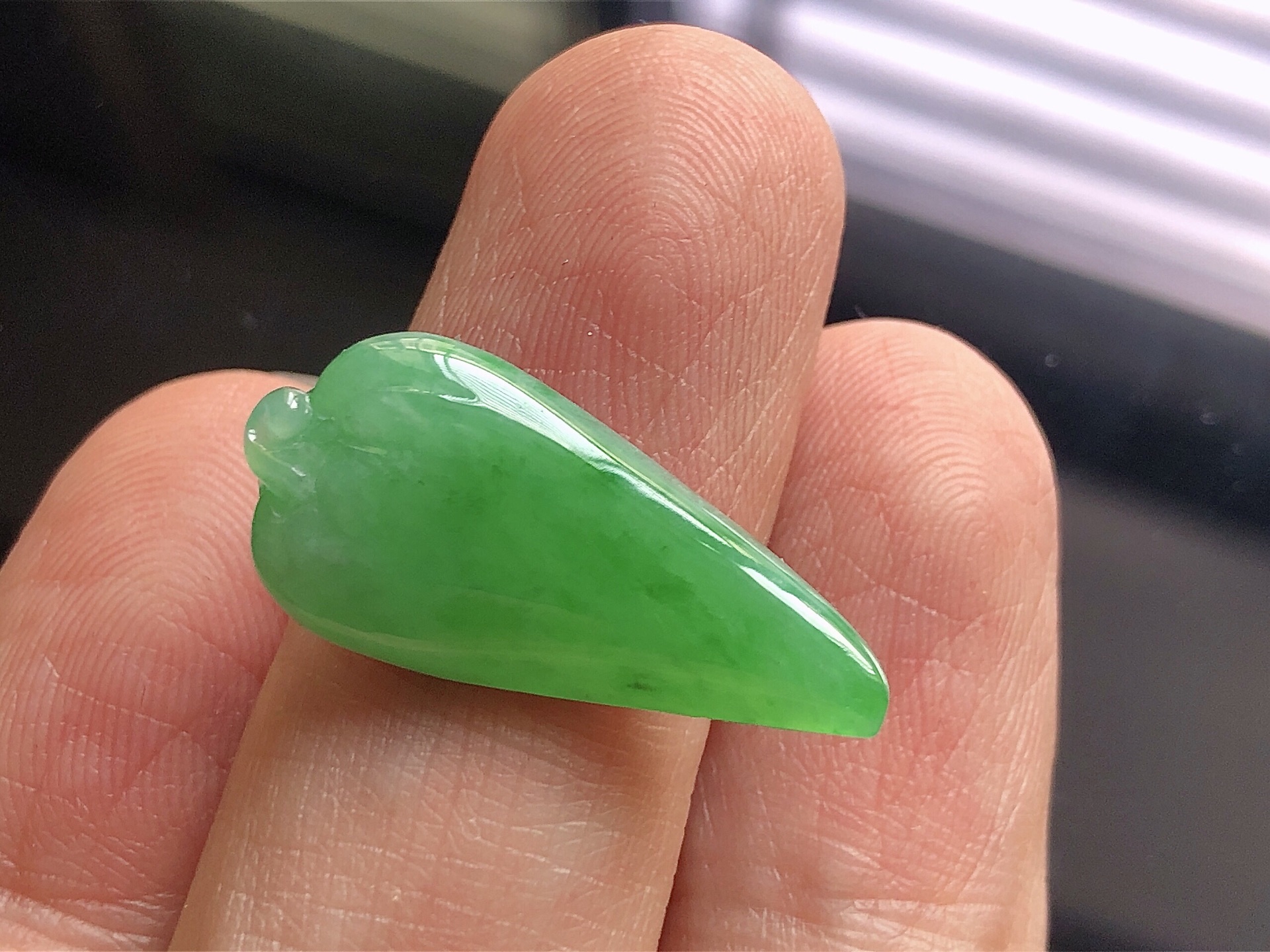冰种阳绿福瓜，色泽艳阳，通透水润，玉质细腻，夺目迷人，镶嵌效果，品相，无裂，尺寸25.5*12*4