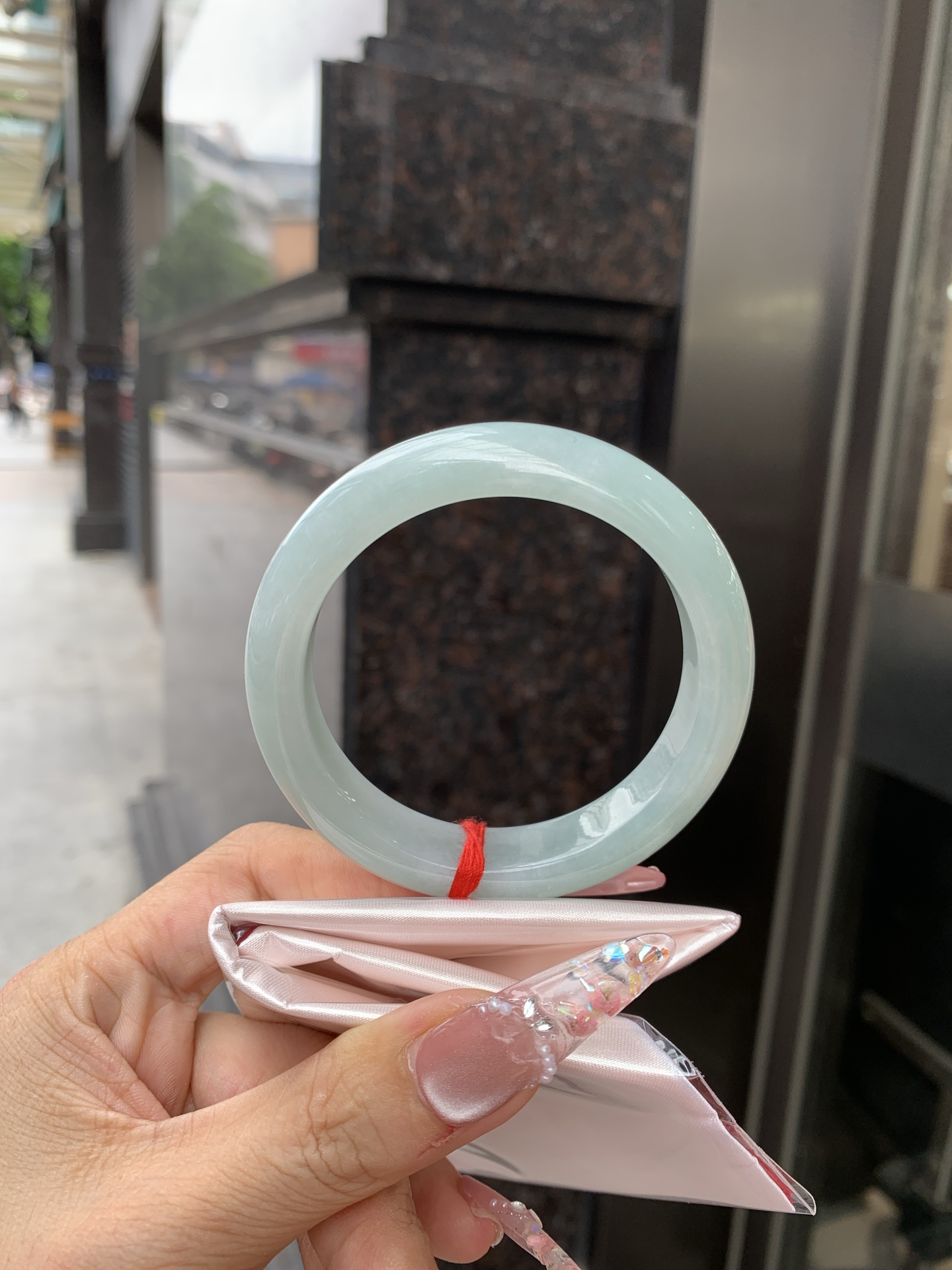 天空蓝正圈,0619-N1027-1,无裂，底妆水润，质地细腻，天空蓝底色均匀，由内而外散发出温婉气质，清爽治愈