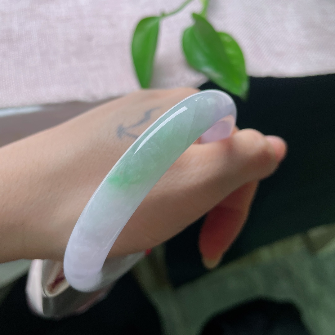 圆条，一点皮纹，淡紫春彩平安镯晕染温柔的浅紫底色，如烟似雾，一角晕开清新翠色，紫绿相融，春意缱绻。ss57879a