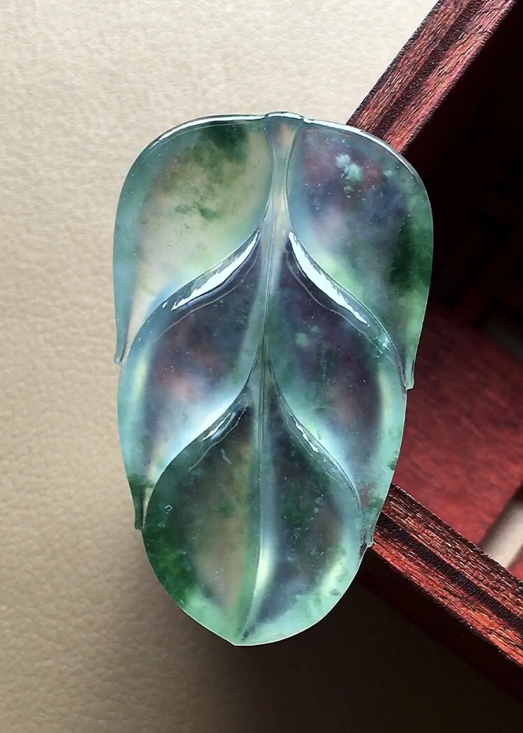 玻璃种绿花叶子，飘花青翠灵动，冰透起光，无裂尺寸34.5*20.6*4