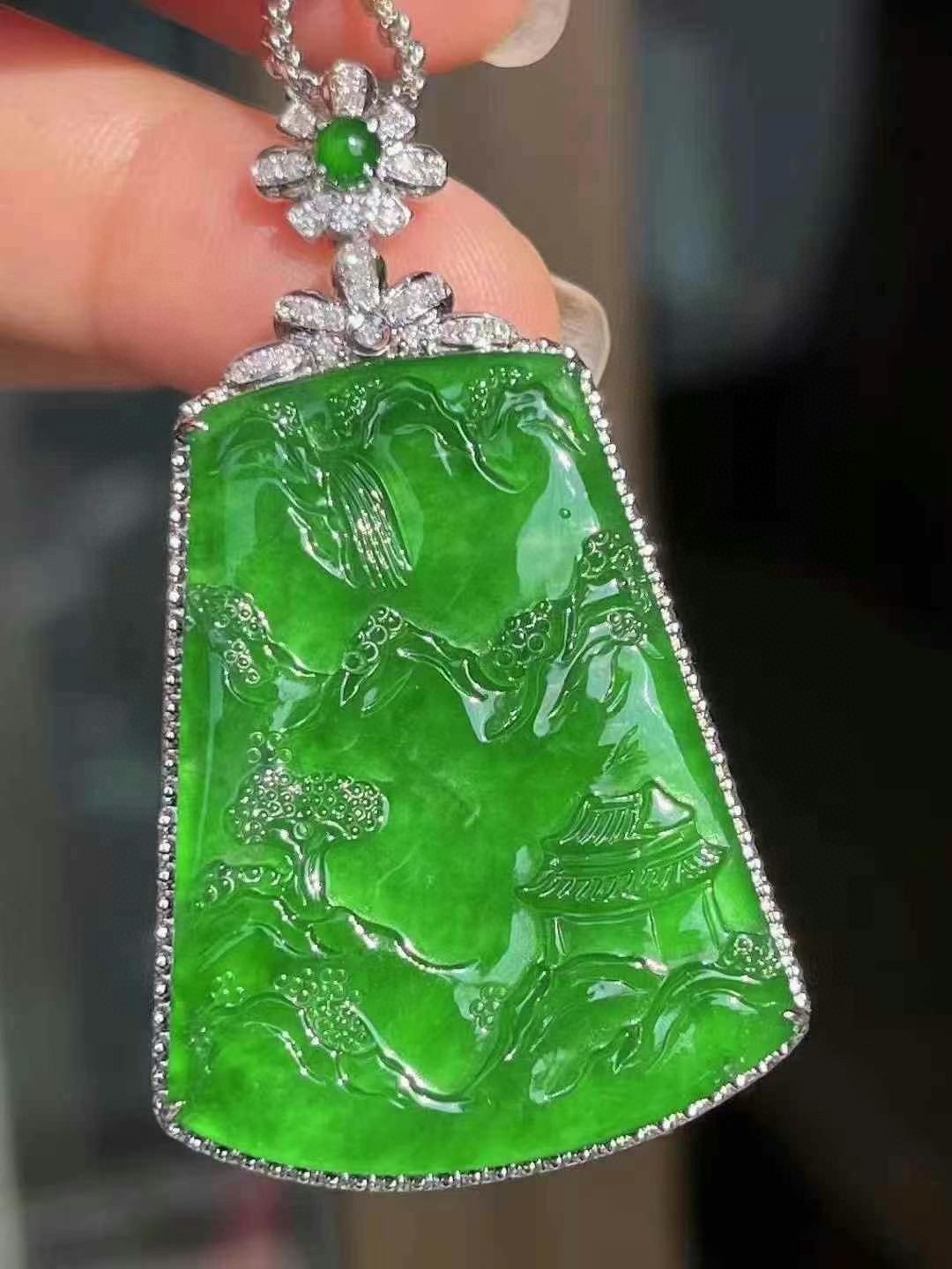 满色辣绿意境山水牌吊坠，大气尺寸细腻感十足，辣绿品质，种好起光，无裂